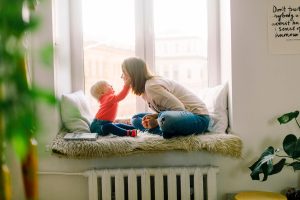 image of mom with child staying calm